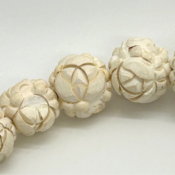 Vintage Carved Celluloid Bead Necklace With Floral & Swirl Designs In Cream Ivor - Picture 10 of 12